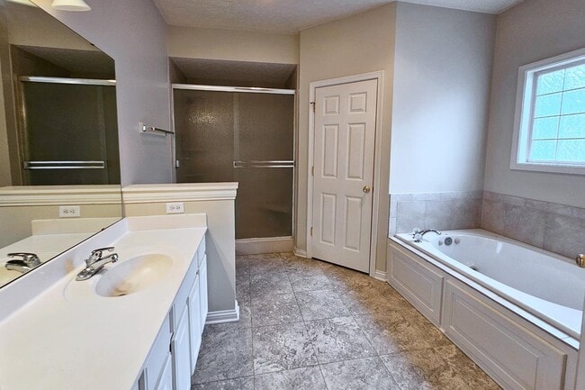 Photo - 1370 Trillium Ln