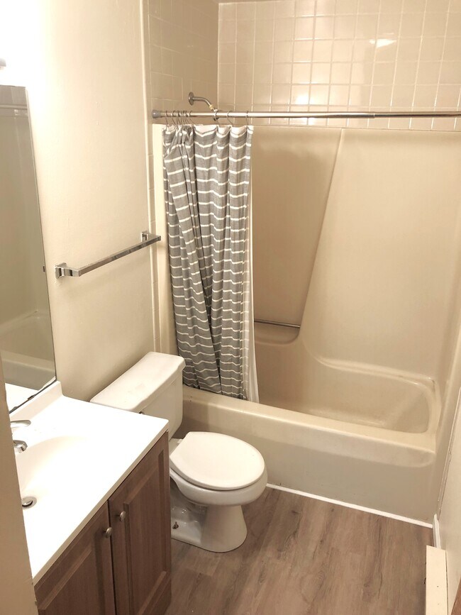 Bathroom with Tub-Shower - 914-16 N Oak St