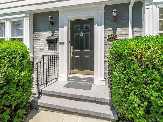 Photo - 221 Manhasset Ave