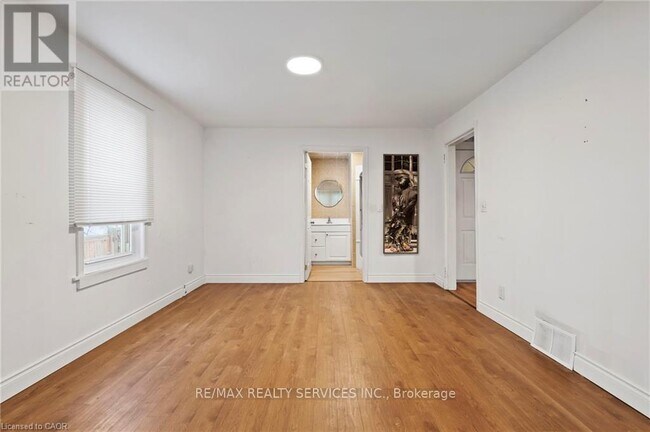 Photo - 5292 Bridge St