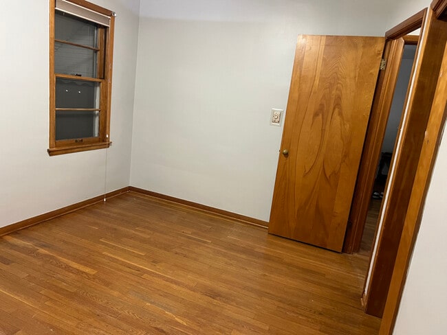 Photo - 837 E 218th St