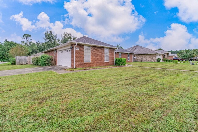 Photo - Beautiful property in highly desirable Lilian Woods Subdivision!