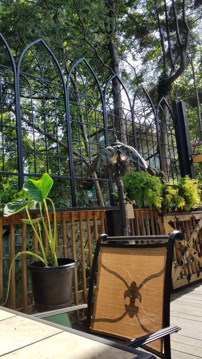 Outdoor living space for tenant use - 214 Bird Ct Unit 3