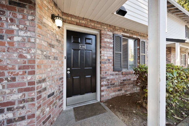 Photo - TOWNHOUSE IN KENT! Two story condo/townhouse 2 bedroom 1.5 bathroom TOWNHOUSE in Kent at Colonial... Unit A103
