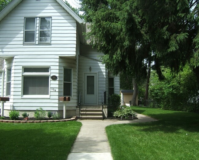 Building Photo - 104 Lincoln St Unit 1 Rental