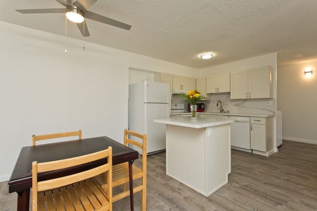 Photo - Waikiki 2 BD 1 PRK w/ Washer/Dryer in Unit Unidad 201