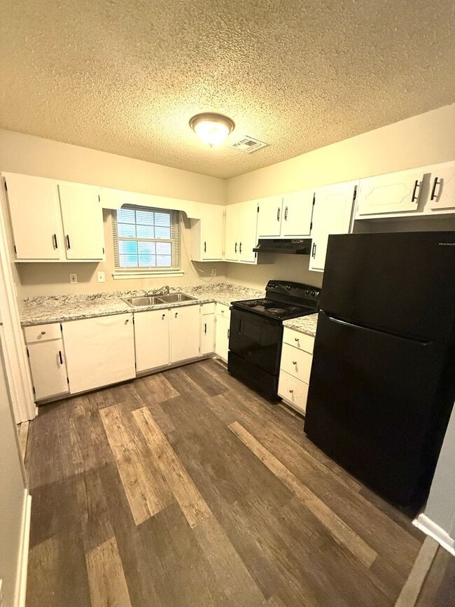 Photo - ** 3 Bed 2 Bath located off Virginia Loop ...