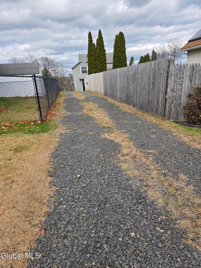 Building Photo - 5 Maple St