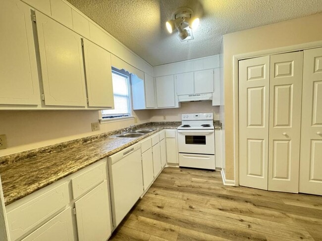 Photo - 124 Stonehedge Drive