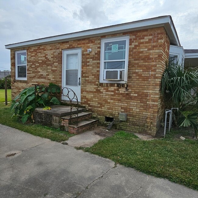 Building Photo - 1755 Ridgefield Ave Rental