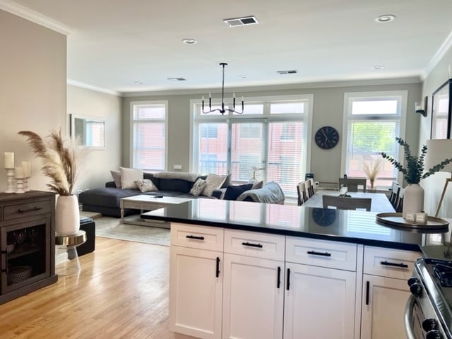 Building Photo - 1410 W Belmont Ave Unit 2