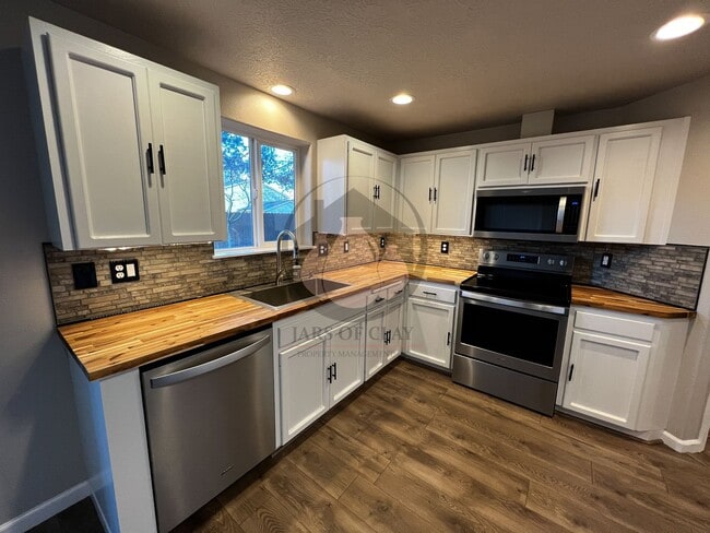 Photo - Charming Keizer Home-Coming First week of February