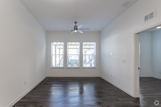 1BR, 1BA - 747SF