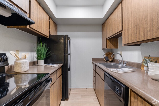 1BR, 1BA - 625SF - Kitchen