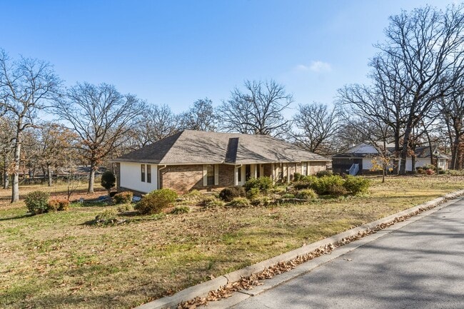 Photo - Beautiful 3 Bed / 2 Bath Home in Fort Smith (0.73 Acre Lot)