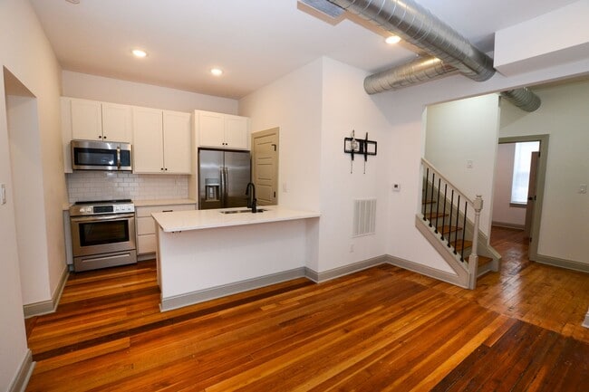 Building Photo - 3611 Newton Ave Unit Apartment 2