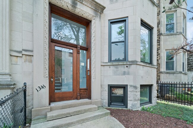 Building Photo - 1343 W Foster Ave Unit G Rental