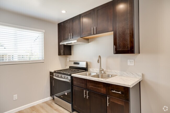 2BR, 1BA - 847SF - Kitchen
