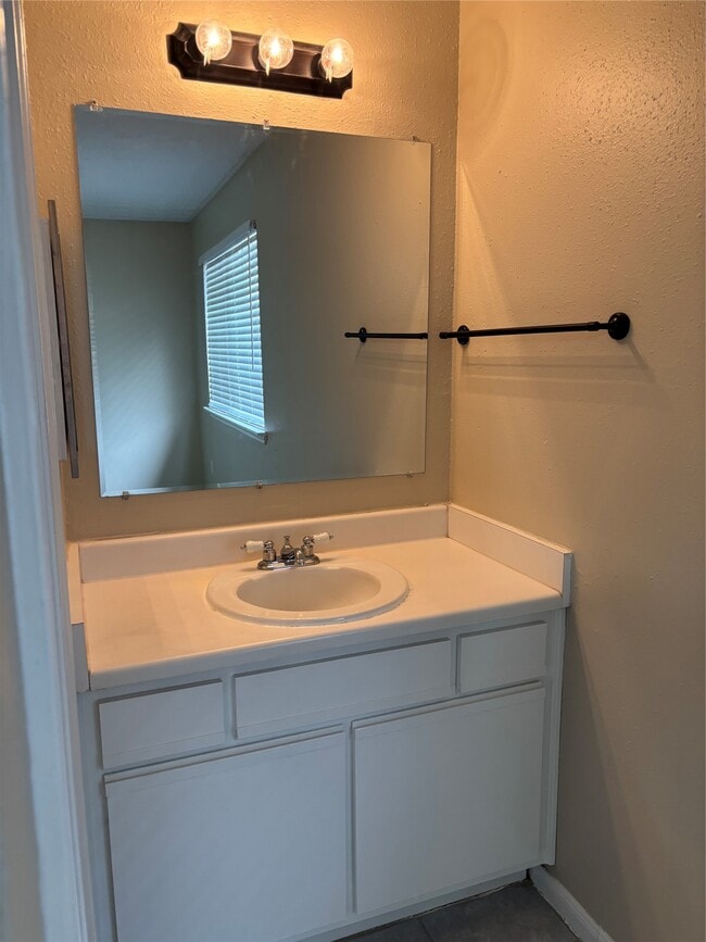 Photo - 1726 Oakwell Ln