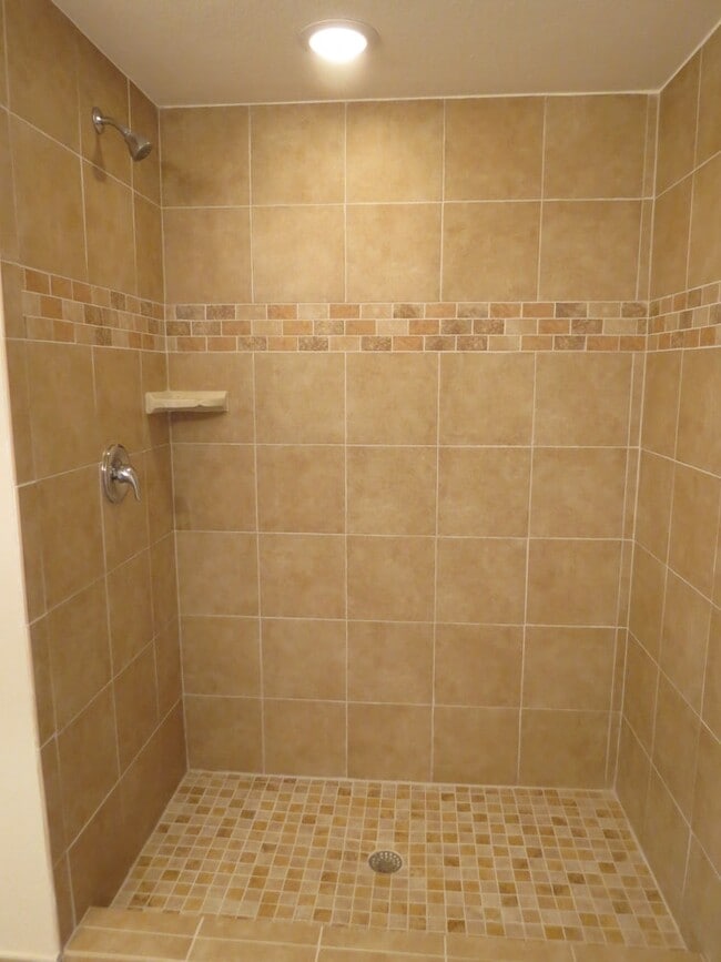 Palmesta Master Shower - 27470 Palmesta Circle, Unit 32