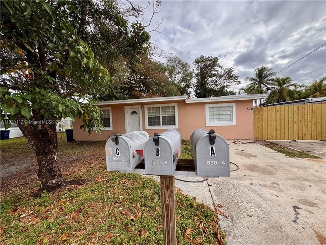 Photo - 830 SW 6th St Unit B