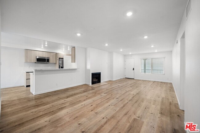 Photo - 1650 S Bentley Ave Unidad 302