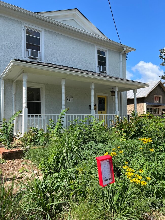 Building Photo - 704 Blenheim Ave Rental