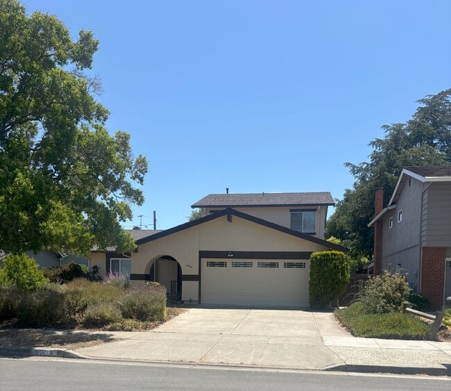 *COMING SOON* Pets welcome! Two story hous... - *COMING SOON* Pets welcome! Two story hous... Casa