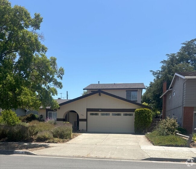 Building Photo - *COMING SOON* Pets welcome! Two story hous... Rental