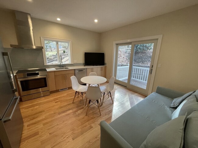 Building Photo - 26 Colony Rd Unit Furnished apartment in Lexington