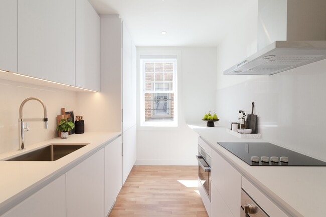 Building Photo - 2100 Rue du Fort Unit 401