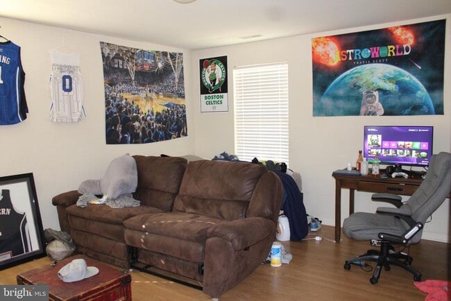 Photo - 107 Ellis St