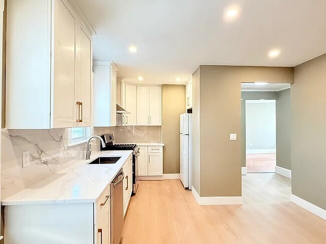 Eat-in Kitchen - 21 High St Unit 1