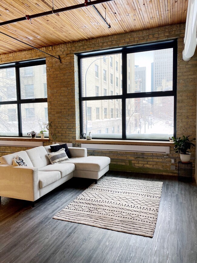 Salon - 139 Market Av