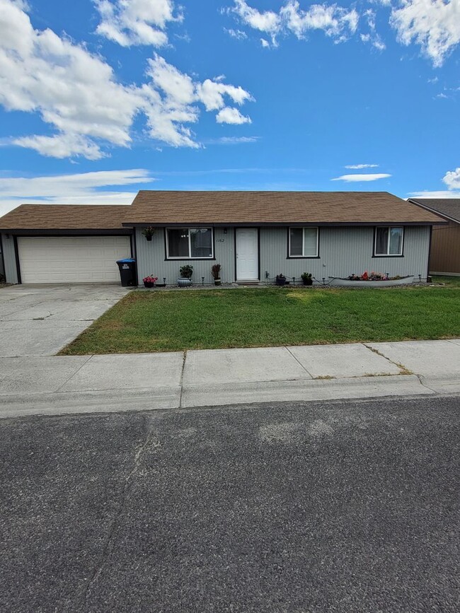 House with Garage & Fenced Yard - House with Garage & Fenced Yard