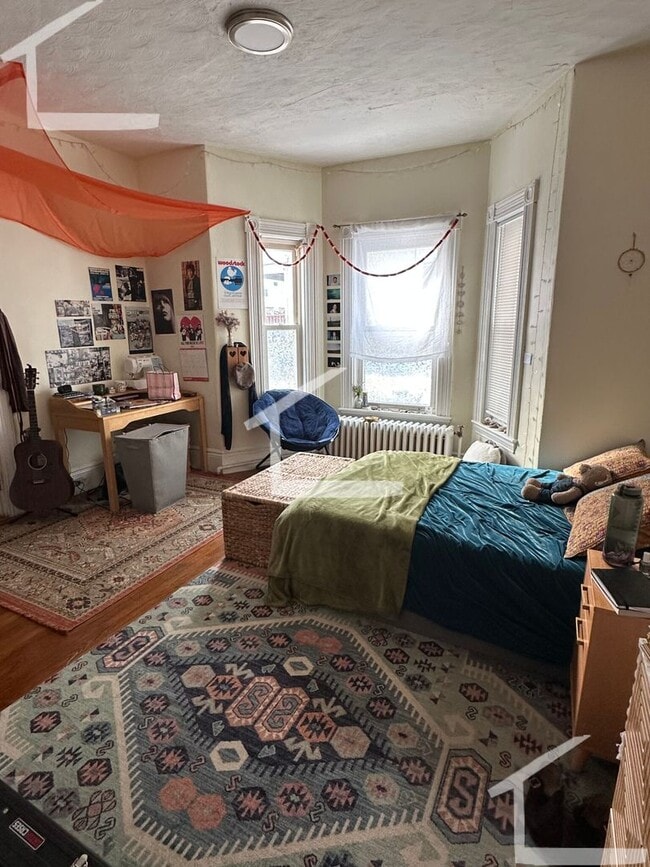 Photo - Great 4 Bed Available Sept 1 (minutes form the Green Line)