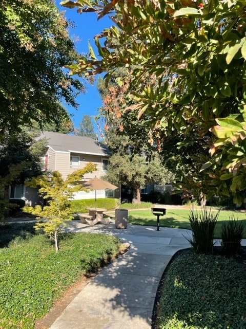 Community Area-BBQ & Picnic Area - Westdale Commons Apartments