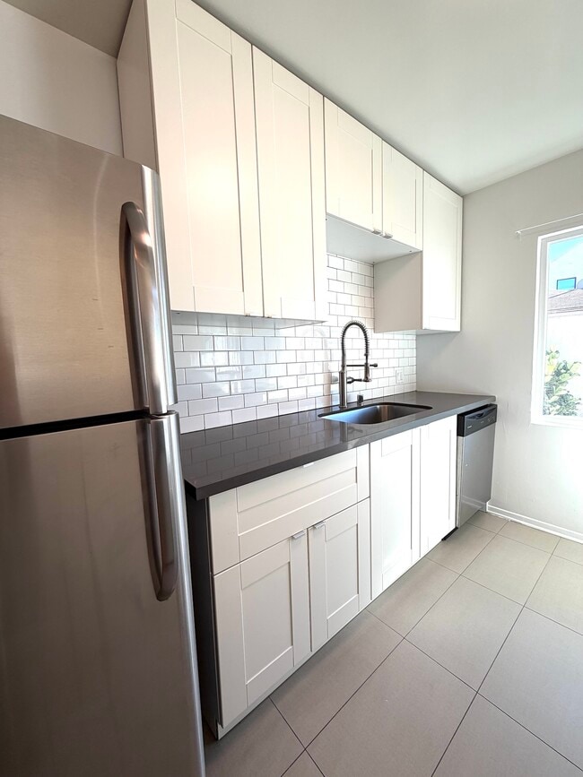 Building Photo - 2001 Preuss Rd Unit 2009 LOWER