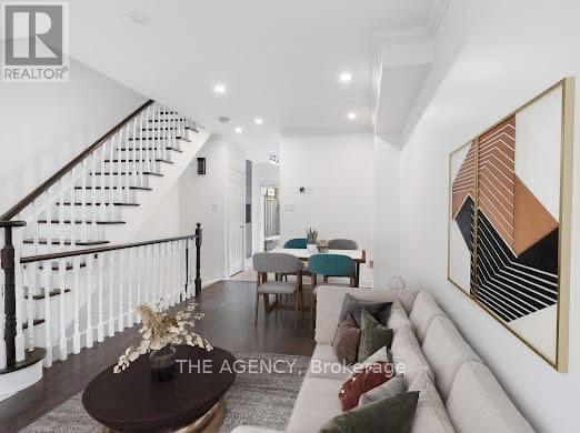 Photo - 185 Lippincott St