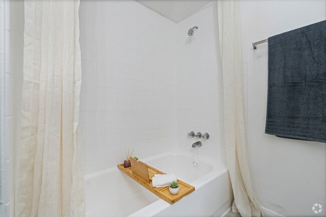 1BR, 1BA - 620SF - Primary Bathroom