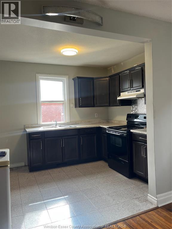 Photo - 719 Erie St E