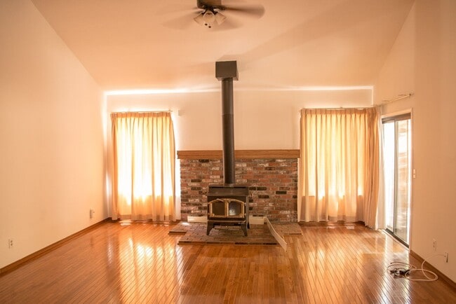 16320 Loretta Ln