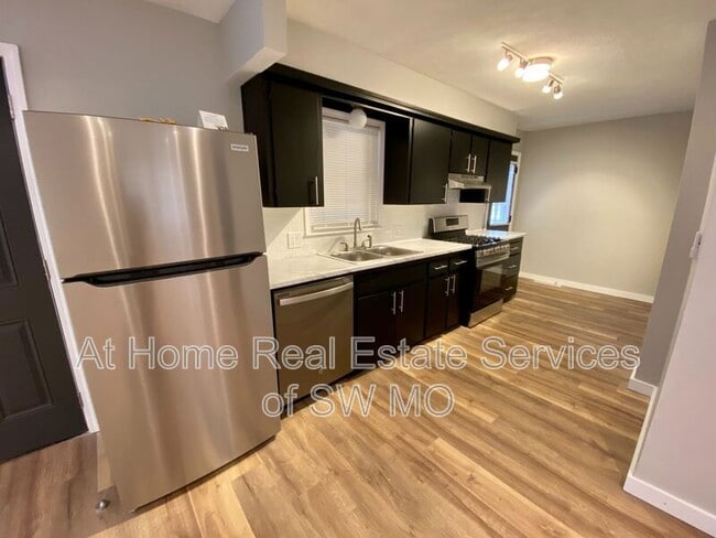 Building Photo - 1218 E Cambridge St