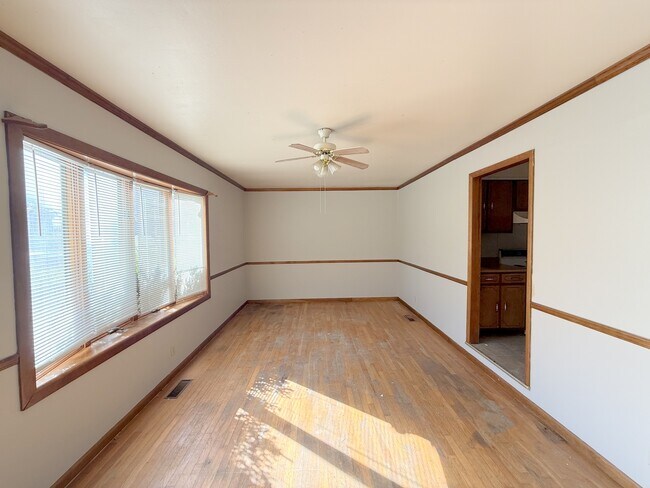 Photo - 3811 Lakeview Dr NW