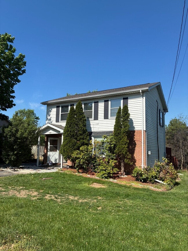 Building Photo - 121 Edgewood Dr