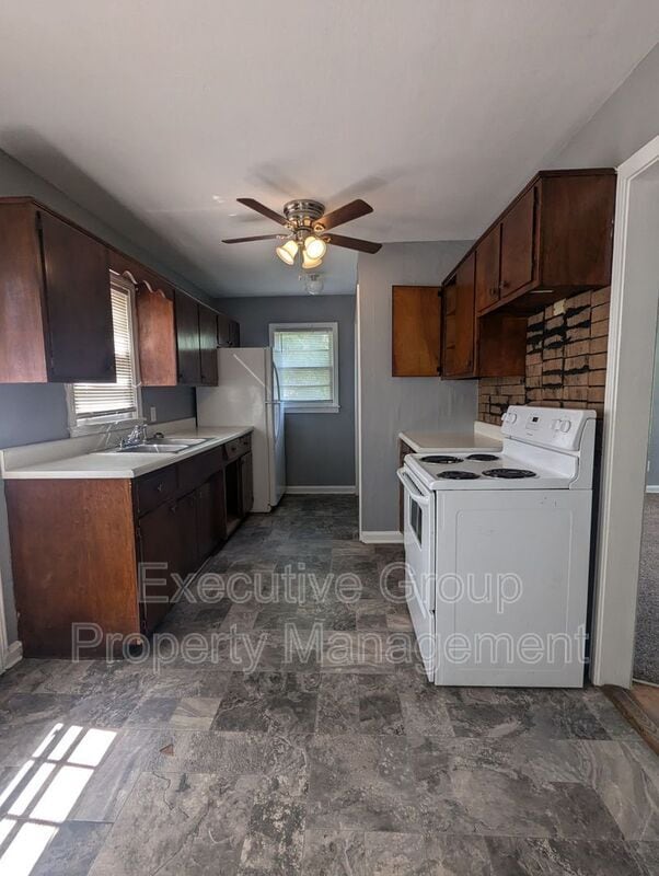 Photo - 403 Lee Rd