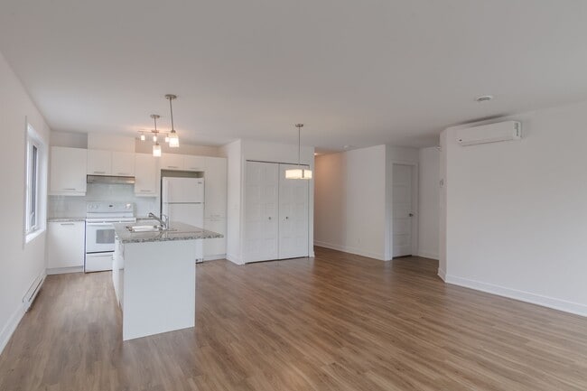 Photo - 1800 Rue Victoria Unit 308
