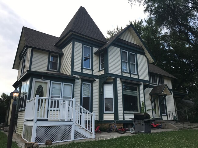 Building Photo - 427 W Pleasant St Unit 2