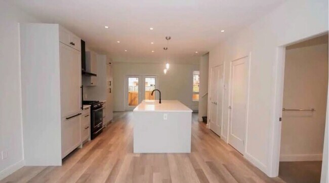 Photo - 525 2nd St E