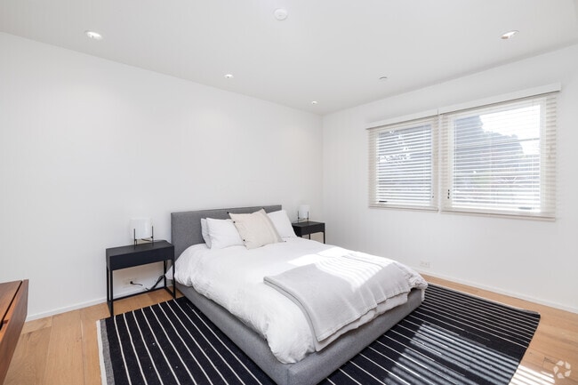 2BD, 2BA - Dormitorio principal - 2403 Centinela Ave